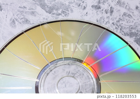 カッターで放射状に傷を付けたCD 118203553