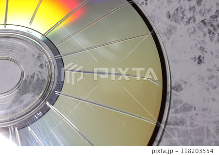 カッターで放射状に傷を付けたCD 118203554