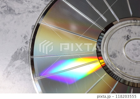 カッターで放射状に傷を付けたCD カッターで放射状に傷を付けたCD 118203555