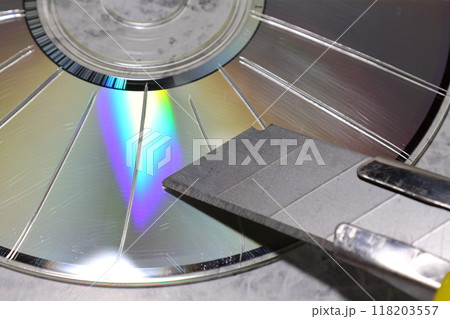 カッターで放射状に傷を付けたCD カッターで放射状に傷を付けたCD 118203557