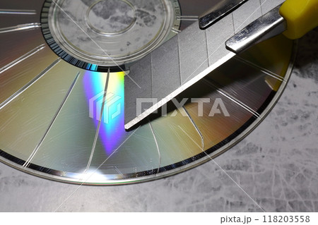 カッターで放射状に傷を付けたCD 118203558