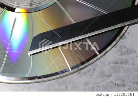 カッターで放射状に傷を付けたCD カッターで放射状に傷を付けたCD 118203561
