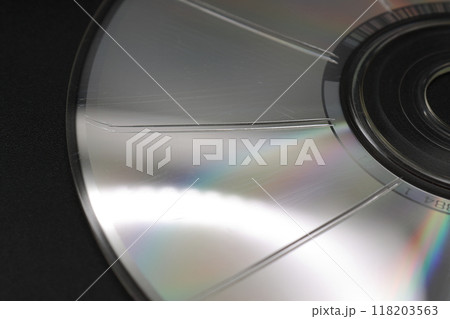 カッターで放射状に傷を付けたCD 118203563