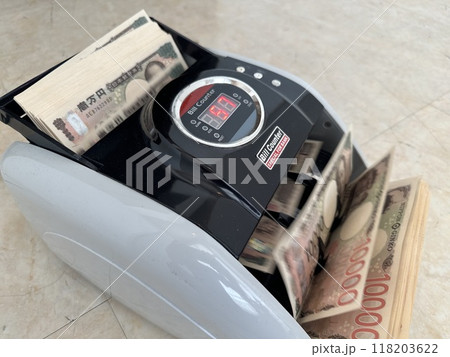 新紙幣を数えるマナーカウンター 新紙幣を数えるマナーカウンター 118203622
