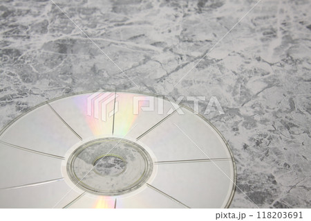 カッターで放射状に傷を付けたCD 118203691