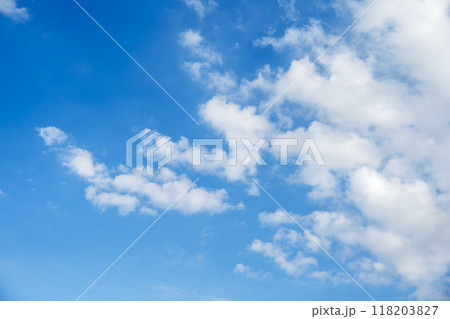 秋の空 青空 晴れ 空素材 9月 118203827