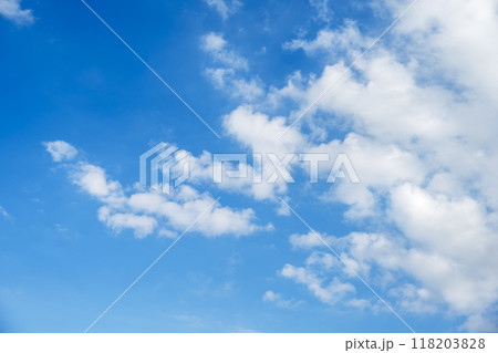 秋の空 青空 晴れ 空素材 9月 118203828