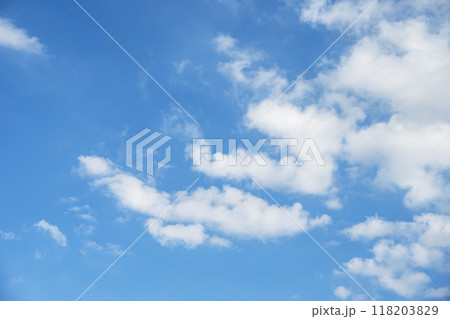 秋の空 青空 晴れ 空素材 9月 118203829