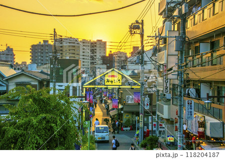 東京都　谷中ぎんざ・谷中銀座商店街　夕やけだんだんからの夕暮れ風景　谷根千散歩コース 118204187