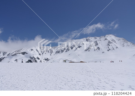 5月上旬の立山黒部アルペンルート 立山室堂平から立山本峰 真砂岳の眺め 5月上旬の立山黒部アルペンルート 立山室堂平から立山本峰 真砂岳の眺め 118204424