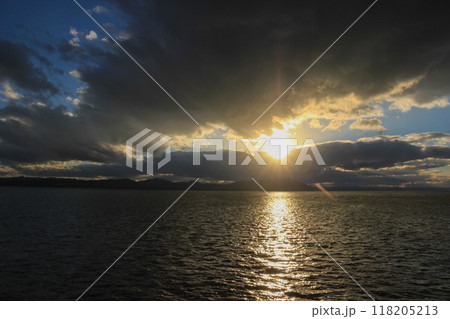 夕陽を反射する湖面 夕陽を反射する湖面 118205213