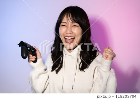 白パーカーを着た若い女性ポートレート（ゲーム、コントローラー） 118205704