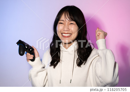 白パーカーを着た若い女性ポートレート（ゲーム、コントローラー） 118205705