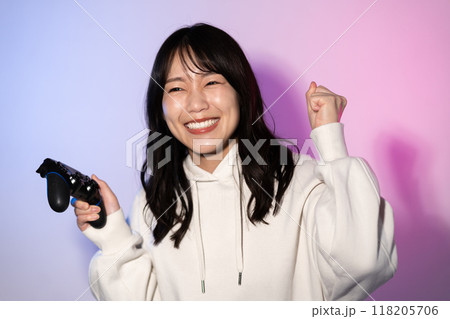 白パーカーを着た若い女性ポートレート(ゲーム、コントローラー) 白パーカーを着た若い女性ポートレート(ゲーム、コントローラー) 118205706