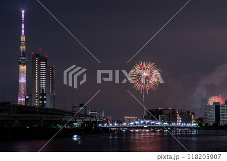 《東京都》隅田川花火大会・スカイツリーをのぞむ 《東京都》隅田川花火大会・スカイツリーをのぞむ 118205907