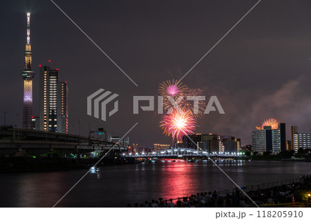 《東京都》隅田川花火大会・スカイツリーをのぞむ 118205910