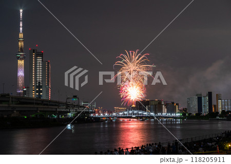 《東京都》隅田川花火大会・スカイツリーをのぞむ 118205911