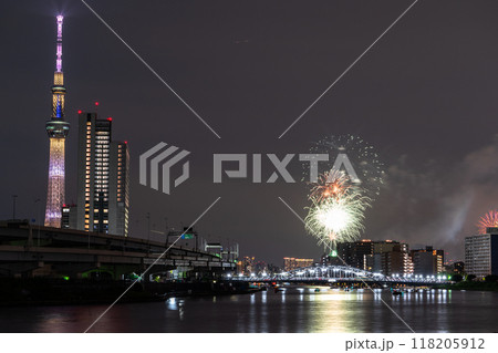 《東京都》隅田川花火大会・スカイツリーをのぞむ 118205912