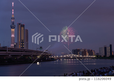 《東京都》隅田川花火大会・スカイツリーをのぞむ 《東京都》隅田川花火大会・スカイツリーをのぞむ 118206049