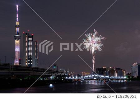 《東京都》隅田川花火大会・スカイツリーをのぞむ 118206053