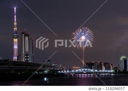 《東京都》隅田川花火大会・スカイツリーをのぞむ 《東京都》隅田川花火大会・スカイツリーをのぞむ 118206057