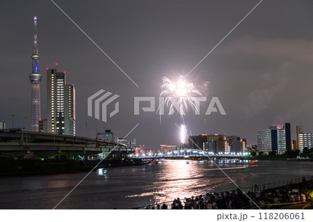 《東京都》隅田川花火大会・スカイツリーをのぞむ 118206061