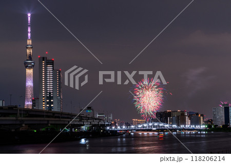 《東京都》隅田川花火大会・白鬚橋をのぞむ 118206214