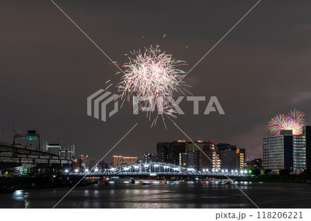 《東京都》隅田川花火大会・白鬚橋をのぞむ 118206221
