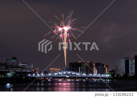 《東京都》隅田川花火大会・白鬚橋をのぞむ 118206222