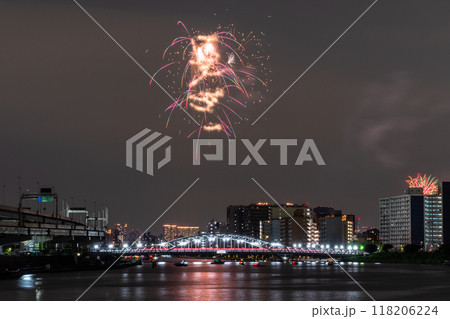 《東京都》隅田川花火大会・白鬚橋をのぞむ 118206224