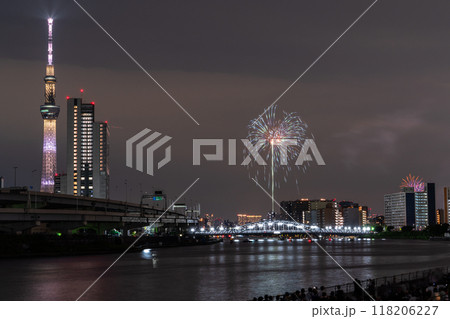 《東京都》隅田川花火大会・白鬚橋をのぞむ 118206227