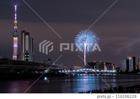 《東京都》隅田川花火大会・白鬚橋をのぞむ 118206229
