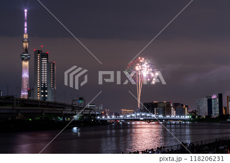 《東京都》隅田川花火大会・白鬚橋をのぞむ 《東京都》隅田川花火大会・白鬚橋をのぞむ 118206231