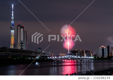 《東京都》隅田川花火大会・白鬚橋をのぞむ 118206234