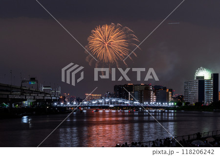 《東京都》隅田川花火大会・白鬚橋をのぞむ 118206242
