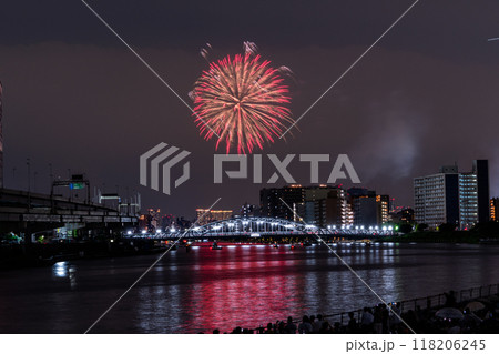 《東京都》隅田川花火大会・白鬚橋をのぞむ 118206245