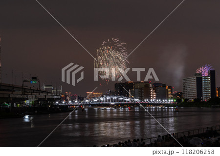 《東京都》隅田川花火大会・白鬚橋をのぞむ 118206258