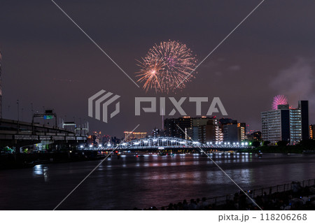 《東京都》隅田川花火大会・白鬚橋をのぞむ 118206268