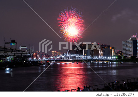 《東京都》隅田川花火大会・白鬚橋をのぞむ 118206277