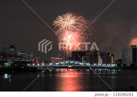 《東京都》隅田川花火大会・白鬚橋をのぞむ 118206281
