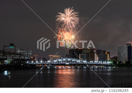 《東京都》隅田川花火大会・白鬚橋をのぞむ 118206285
