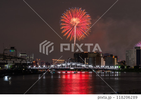 《東京都》隅田川花火大会・白鬚橋をのぞむ 118206289