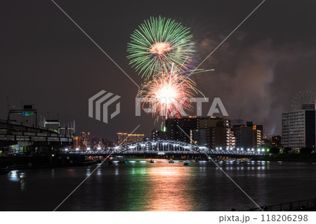 《東京都》隅田川花火大会・白鬚橋をのぞむ 118206298