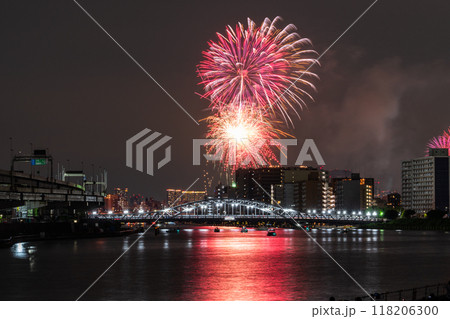 《東京都》隅田川花火大会・白鬚橋をのぞむ 118206300