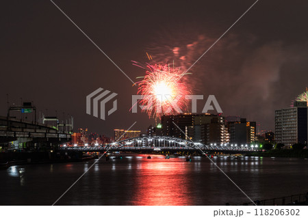 《東京都》隅田川花火大会・白鬚橋をのぞむ 118206302