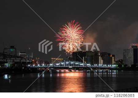 《東京都》隅田川花火大会・白鬚橋をのぞむ 118206303