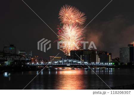 《東京都》隅田川花火大会・白鬚橋をのぞむ 118206307