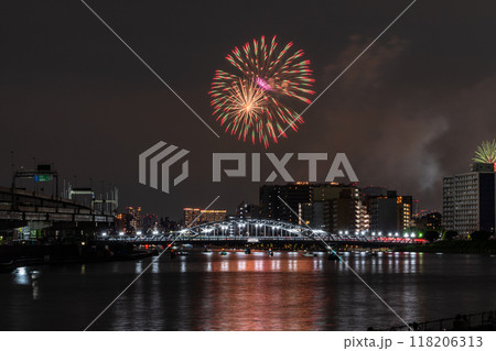 《東京都》隅田川花火大会・白鬚橋をのぞむ 118206313