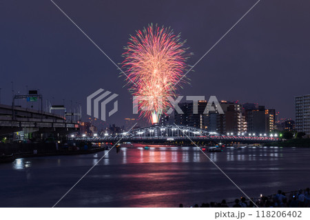 《東京都》隅田川花火大会・白鬚橋をのぞむ 118206402