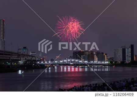 《東京都》隅田川花火大会・白鬚橋をのぞむ 118206409
